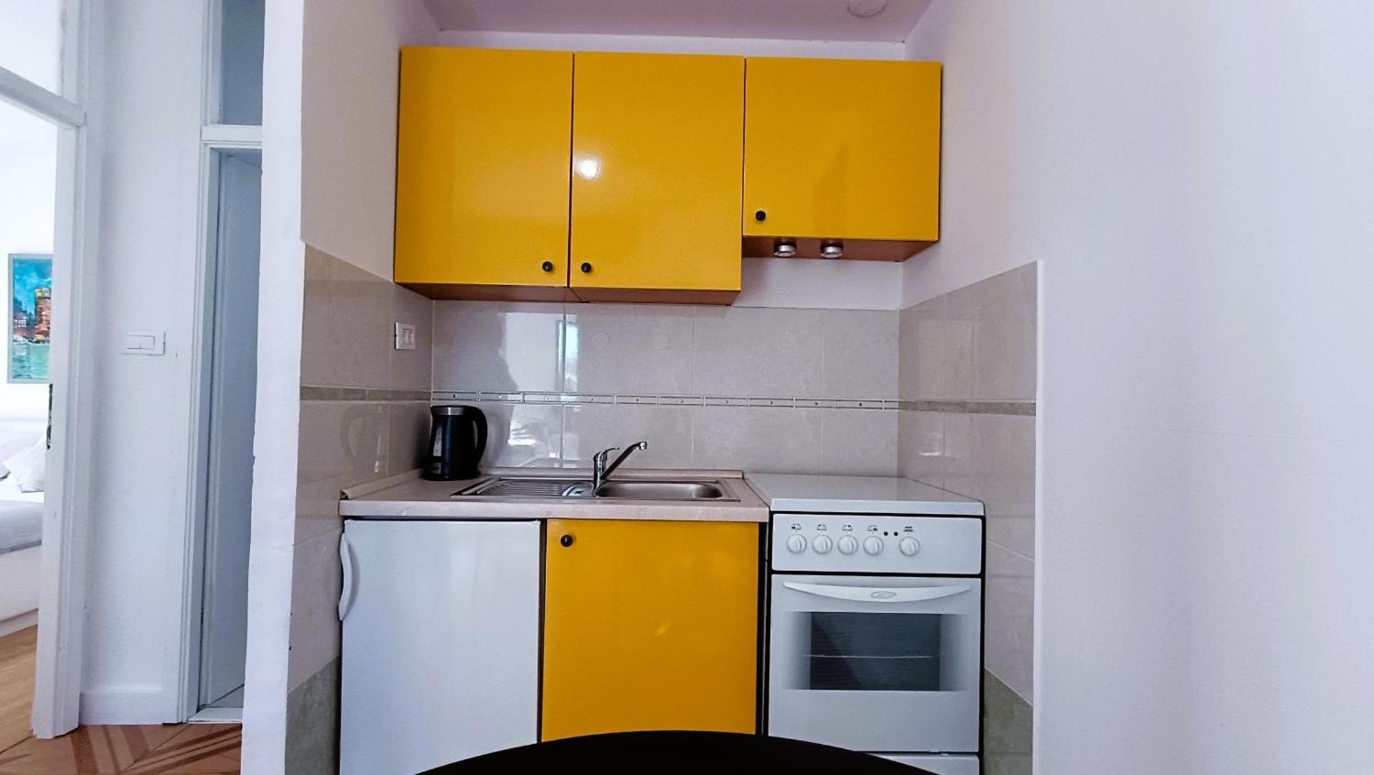 Apartments Ella Макарска Екстериор снимка